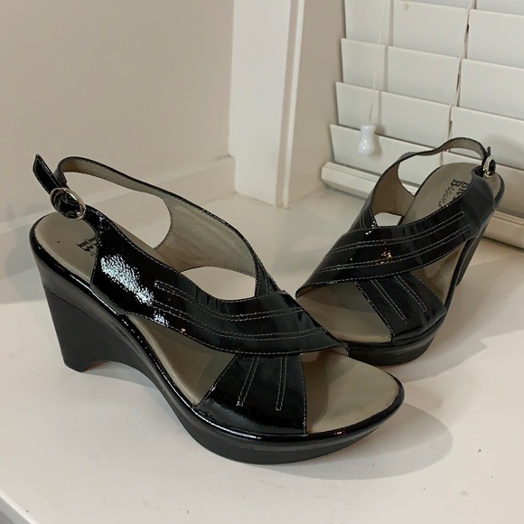 Bravo Browns Black Patent Leather Wedge Sandals - Picture 2 of 11